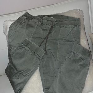 Cloth and Stone army green ankle pants. Size Medium.